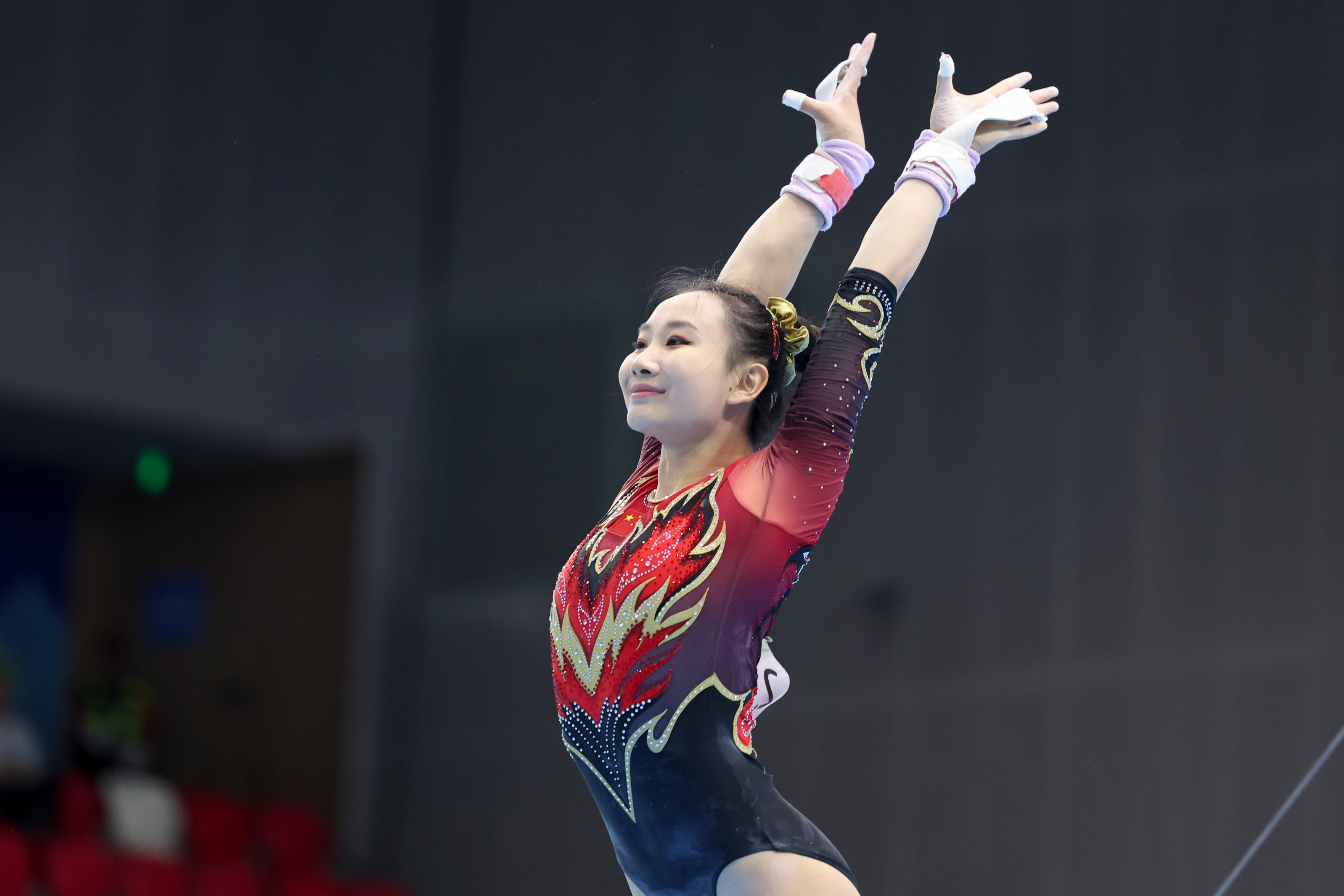 体操冠军惊艳亮相，动作优美完美落地