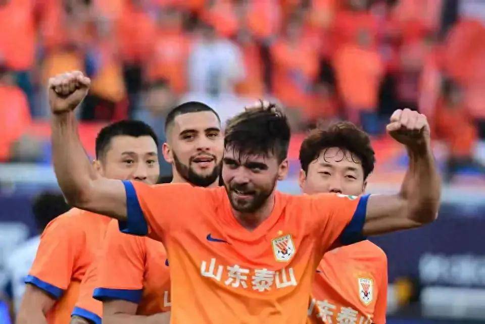 包含参赛球队实力均衡，集体奋勇争胜的词条